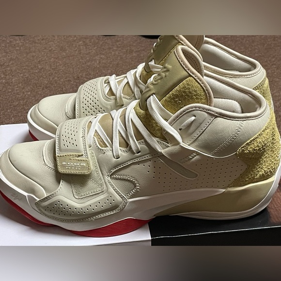 Jordan Zion 2 Fossil/Sail/Team Gold/University Red DO8990-217 Men’s 10.5 - Picture 5 of 16